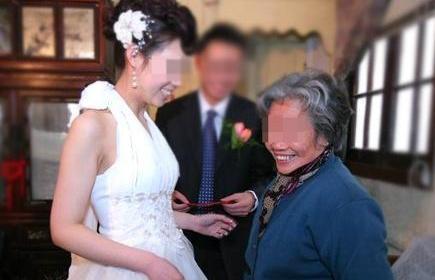 三个儿媳同天生辰，家婆只取出两个红包，最后惹得兄弟反目都离婚