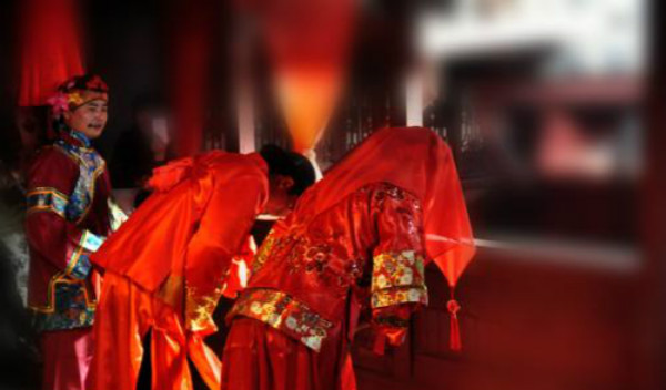 算命先生说男子命中三妻，不料娶两妻后男子离世，村民算得真准