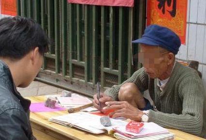 道士给男子算命，一眼看出活不过三十岁，十年后再见男子，傻住