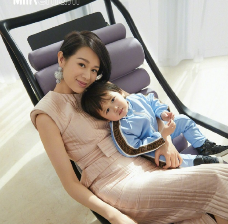胡杏儿带儿子拍杂志封面!八字眉比妈妈还抢镜