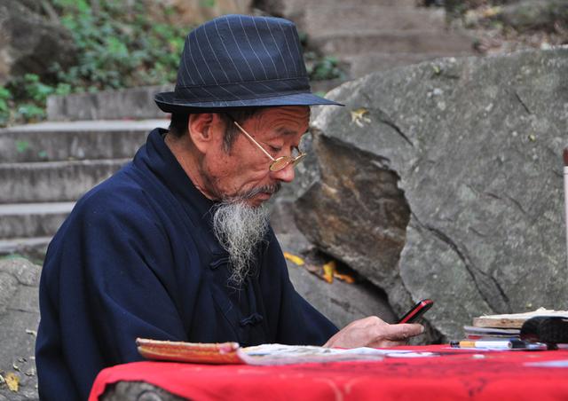 故事：落难问运程，算命先生指点一样，两人的命运却迥然不同