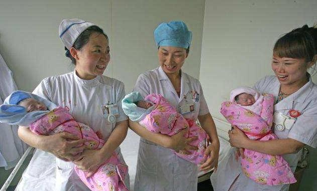 宫姓爸爸给3胞胎取名想破头，媳妇随口一说，连护士都夸有才