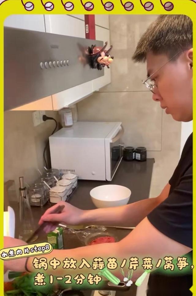 李易峰变身大厨，制作水煮肉片，并取名“都捞”，网友直呼：想吃