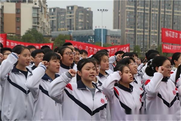 初一学生赢在初中起点，需要会学习会考试，争取名列前茅要抓四点