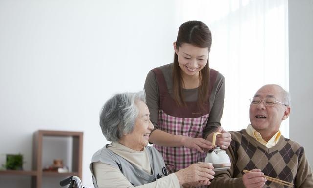 儿子不孝重病在床无照顾，算命先生：儿不如女，去世女儿突然出现