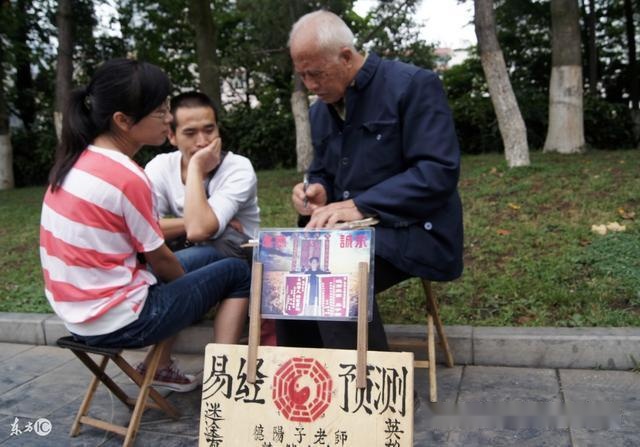 女儿离婚后，继父却为其大摆酒席，算命先生：有此父亲，三生有幸