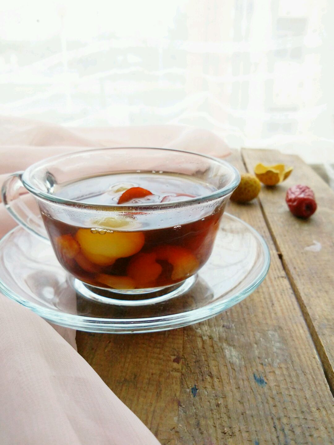 桂圆,红枣等泡水喝,大姨妈期间吃些温热性的东西有利于血运畅通又可以