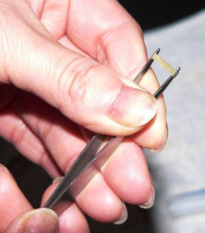 01用剪刀把气门芯剪成2-3毫米的小段,备用02镊子把气门芯撑开03撑开后