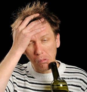 01在头疼发作的时候,不妨在光线较暗,四周安静的房间里休息一会儿