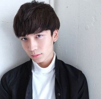 男生帅气直刘海发型