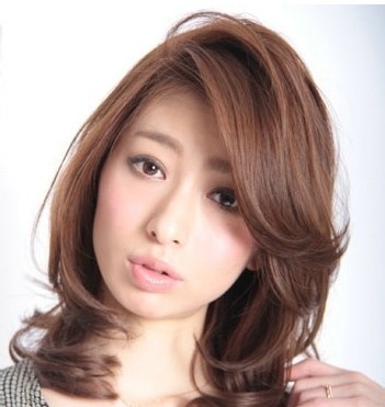 时尚魅力的斜刘海发型