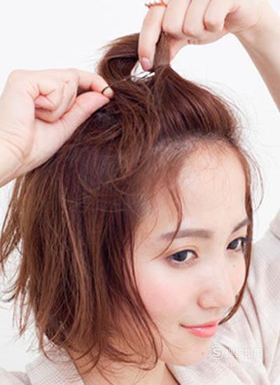 04湿发扎发:将头发梳理好后用适量的水将头发喷湿,不易过湿,再喷定型