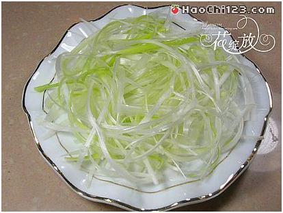 04里脊肉切成粗丝,摆放在葱白丝上.05淋上调料