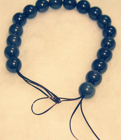 防止珠子乱滚,把水晶线1折4(小的珠子只需1折2),头上套上1折2的铜丝或