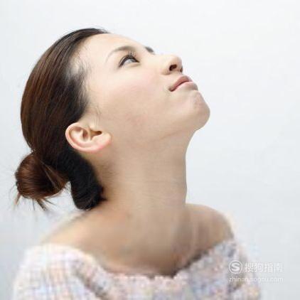 先按摩一下脖子,将头向后仰,眼睛看天花板,脖子枕在手臂上,双手护着头