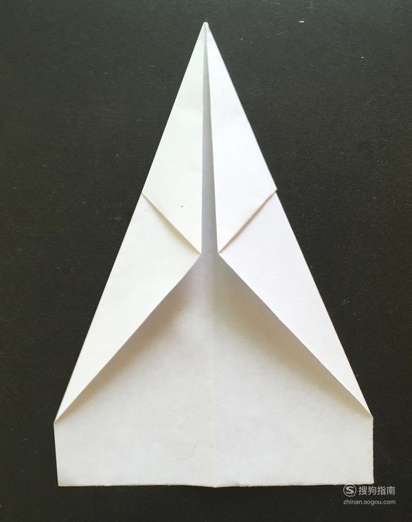 01先折第一款飞机,取一张长方形纸,左右对折并展开