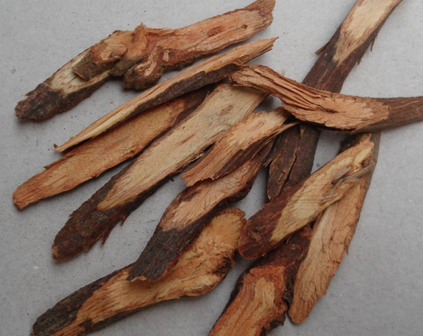 还有十克的生姜和甘草,及麻黄还有杏仁,另外加四枚红枣,每天需要服用