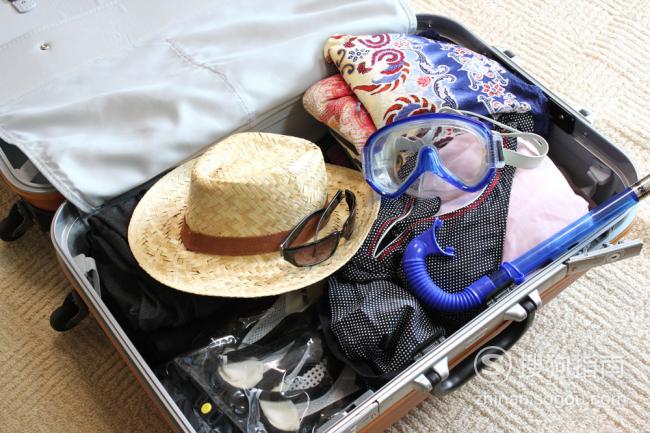 01出去旅游肯定是少不了旅行箱的,也可以准备旅行包,如果是背包最好是