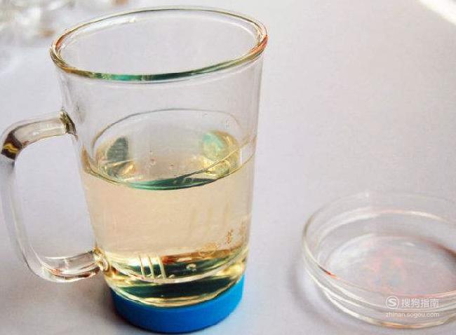 01感冒后不能喝茶的原因是因为茶叶中含有茶碱,咖啡因和鞣酸.