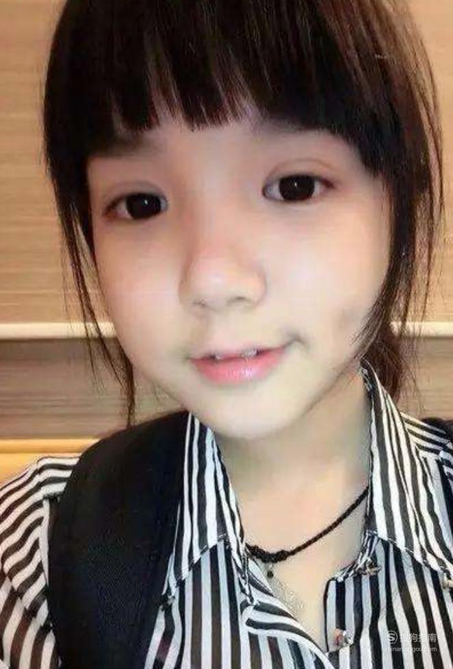 02娃娃脸的特征是脸型圆润,额头饱满,脸部的五官位置比较低,鼻子小