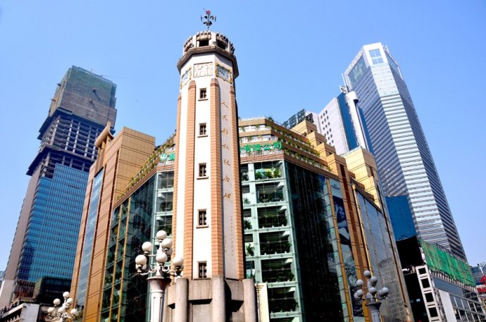 02解放碑全称"人民解放纪念碑",位于重庆市渝中区商业区中心部位,是