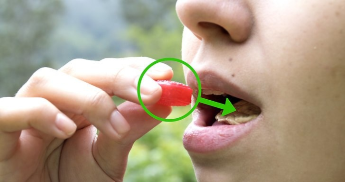 如何用口香糖吹出泡泡