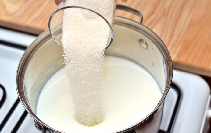 04中火加热7分钟(不想煮干牛奶)直到它沸腾.