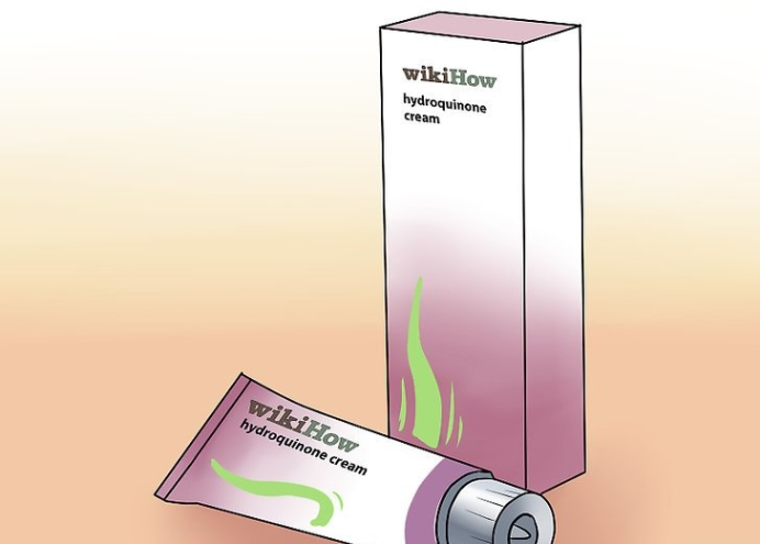 01使用氢醌(对苯二酚).氢醌是非常有效的漂白乳膏,可明显减少老年斑.