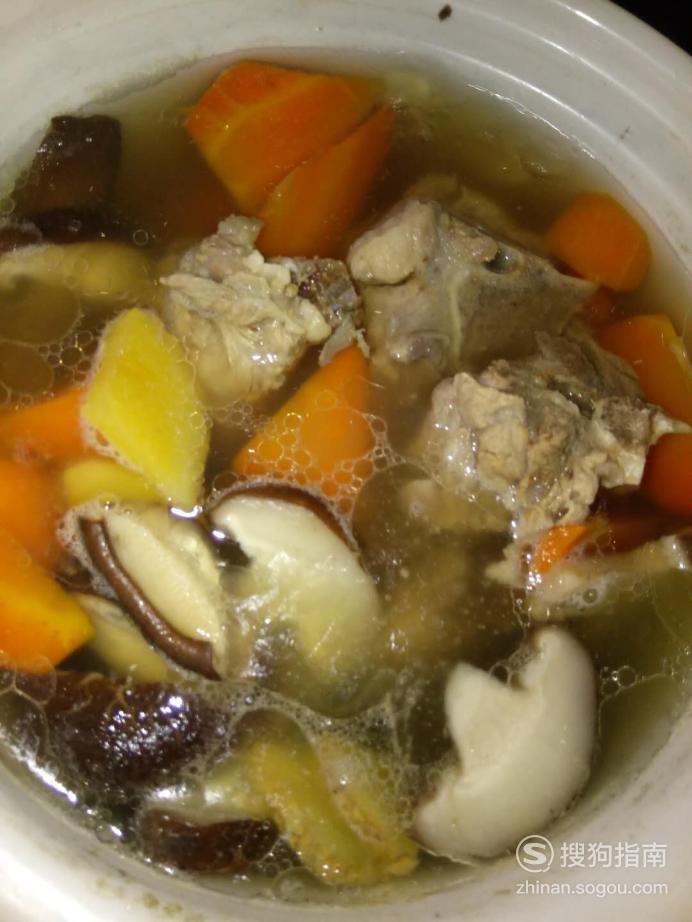 胡萝卜香菇炖排骨汤的做法