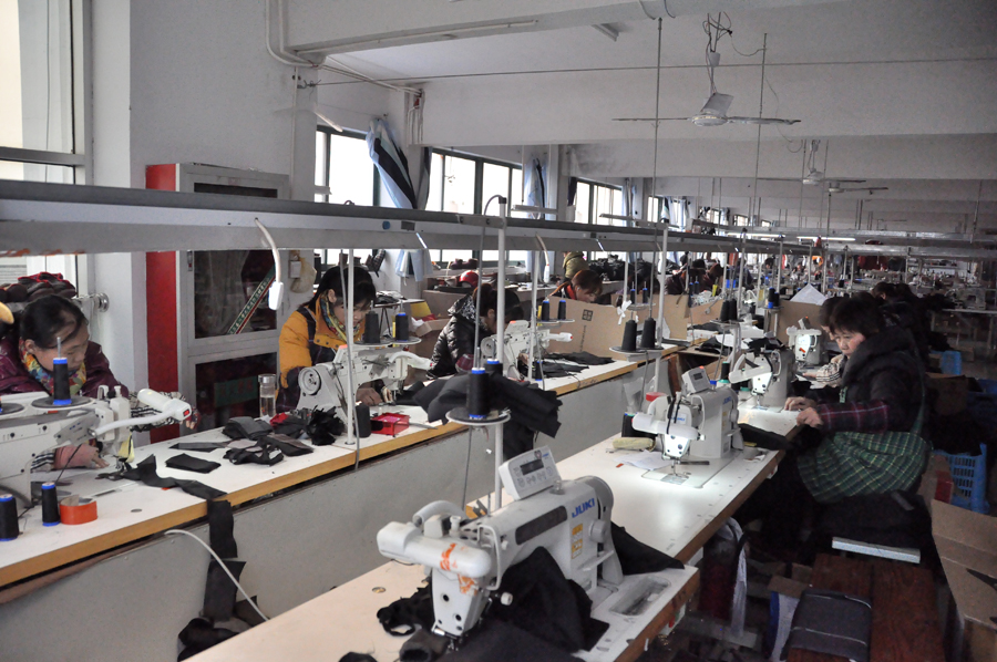 (包括面料前处理,染色,印花以及之后的整理),服装加工过程中的污染