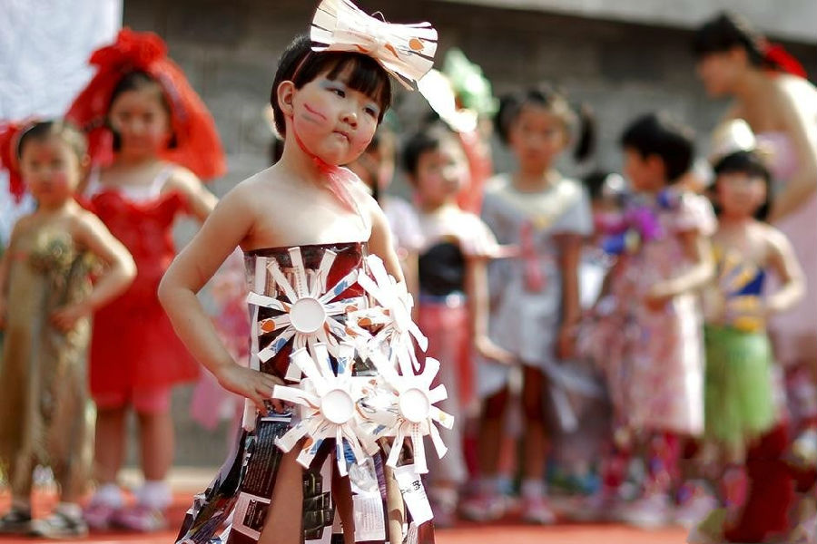 幼儿园自制环保服装之报纸衣服