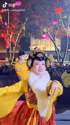 抖音400亿播放量的小姐姐一夜爆红网友一个姑娘带火一座城