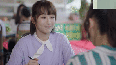 《亲爱的热爱的》最新的剧集中周珊遇到了落单的佟年,于是就把她带到