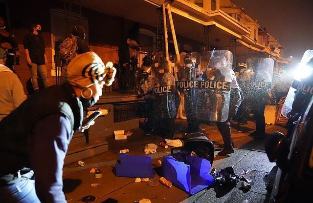 种族冲突爆发 费城警察枪杀持刀黑人 示威者点燃警车包围警局
