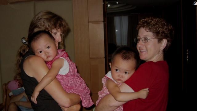 一对中国双胞胎姐妹花被不同国家的父母领养 两种截然不同的生活