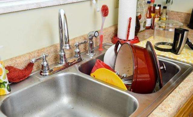 水槽边上简单一布置 用着更方便 厨房干净卫生 不用再洒一地水