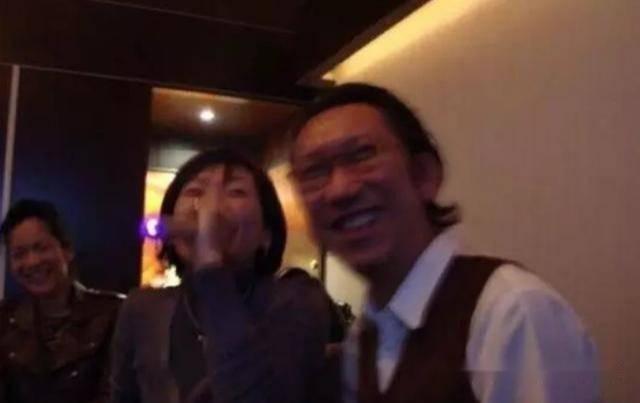 日本首相怕老婆 想要孩子老婆不同意 酒吧与男艺人豪饮也管不住